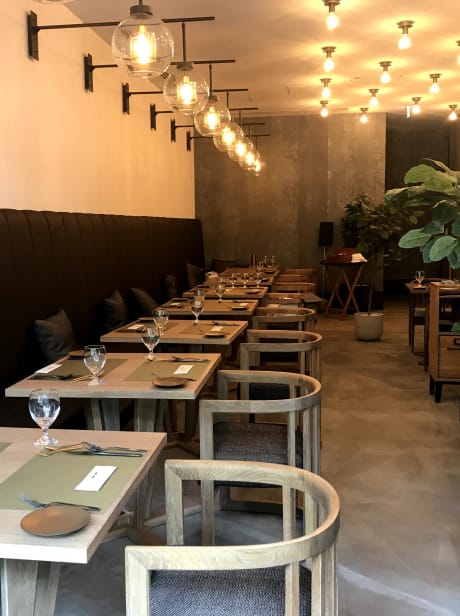 ペンダントライトが並ぶ飲食店の客席
